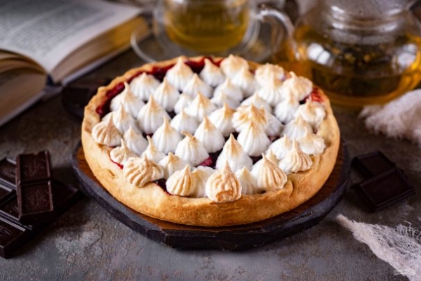 Пирог с замороженной вишней и безе Пирог с замороженной вишней и безе