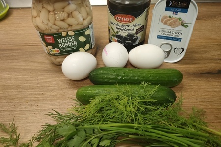 Фасолевый салат с печенью трески и оливками