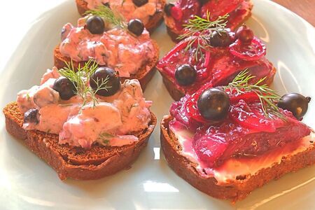 Закуска из селедки и смородины Закуска из селедки и смородины