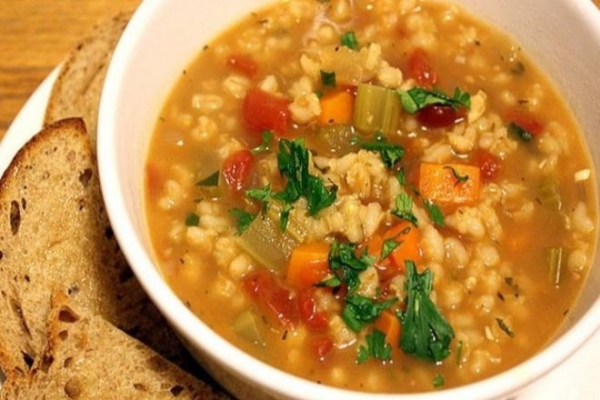 Харчо из говядины с перловкой и солеными огурцами Харчо из говядины с перловкой и солеными огурцами