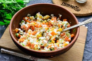 Салат "Неженка" с крабовыми палочками Салат "Неженка" с крабовыми палочками