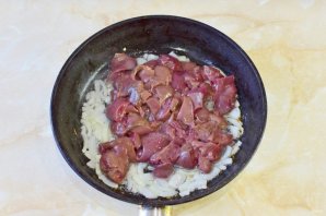 Куриная печень с макаронами Куриная печень с макаронами