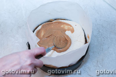 Шоколадный торт с безе и соленым арахисом