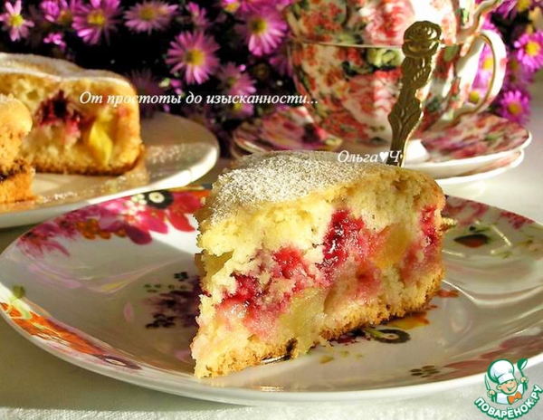 Постная шарлотка с малиной и яблоками