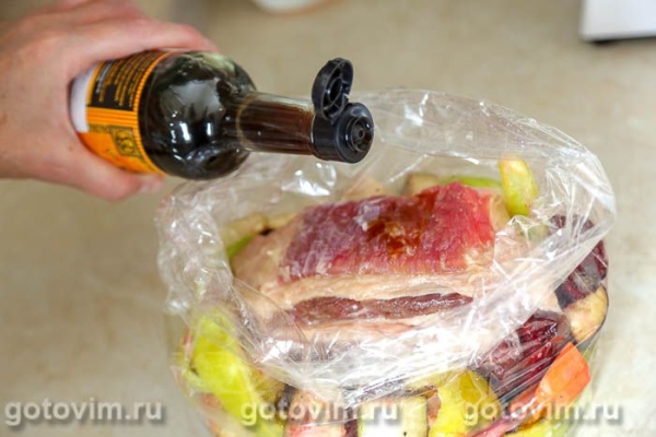 Говяжья грудинка, запеченная при низкой температуре в пакете с овощами Говяжья грудинка, запеченная при низкой температуре в пакете с овощами