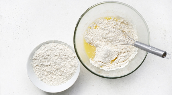 Песочный пирог с ягодами и сметанной заливкой, пошаговый рецепт с фото на 354 ккал