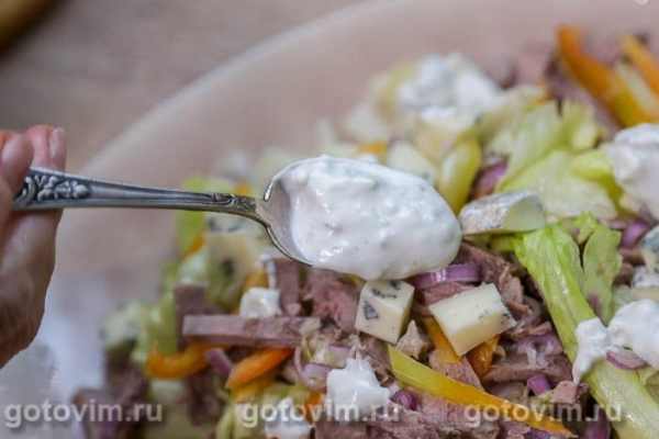 Салат из языка с овощами и сыром с голубой плесенью