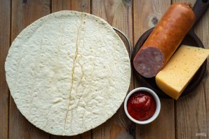 Кесадилья с сыром и колбасой Кесадилья с сыром и колбасой