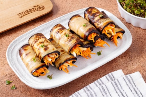 Рулетики из баклажана с сыром и морковью Рулетики из баклажана с сыром и морковью