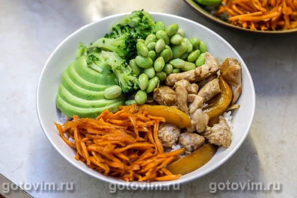 Поке с жареной куриной грудкой в соусе терияки, манго, авокадо и бобами эдамаме Поке с жареной куриной грудкой в соусе терияки, манго, авокадо и бобами эдамаме