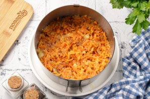 Слоеный салат с куриной печенью Слоеный салат с куриной печенью