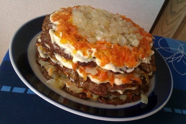 Печеночный торт с соленым огурцом