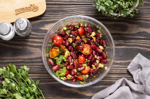 Постный салат с красной фасолью