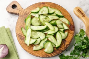 Салат с тунцом, огурцом и помидором Салат с тунцом, огурцом и помидором