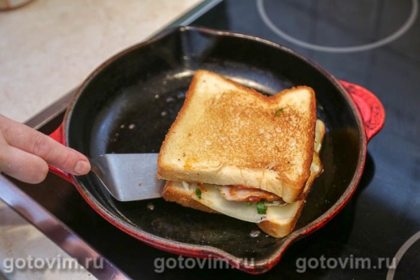 Сэндвич с колбасками и яйцом Сэндвич с колбасками и яйцом