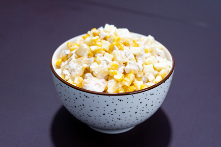 Салат с ананасом, курицей и кукурузой