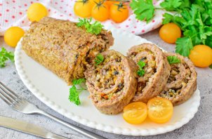 Рулет из фарша с грибами