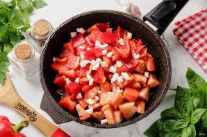 Баклажаны, жаренные с перцем и помидорами Баклажаны, жаренные с перцем и помидорами