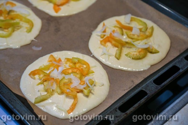 Пицца на кефире с беконом и фрикадельками