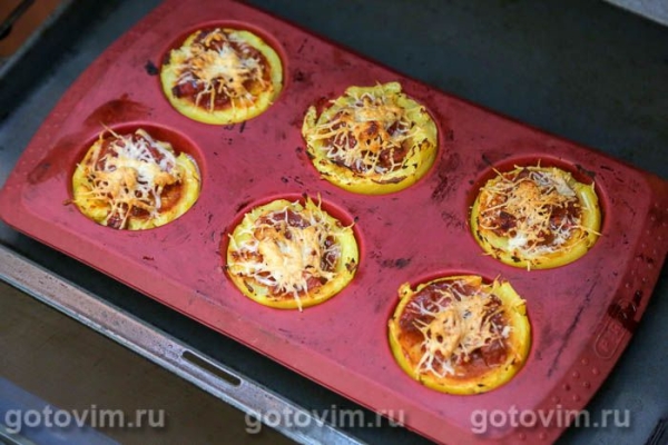 Мятая картошка, запеченная с колбасой чоризо и сыром