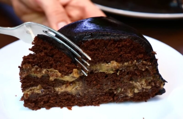 Не &laquo;Прага&raquo;, но тот самый вкус: волшебный рецепт праздничного торта, который спасает, когда гости уже на пороге