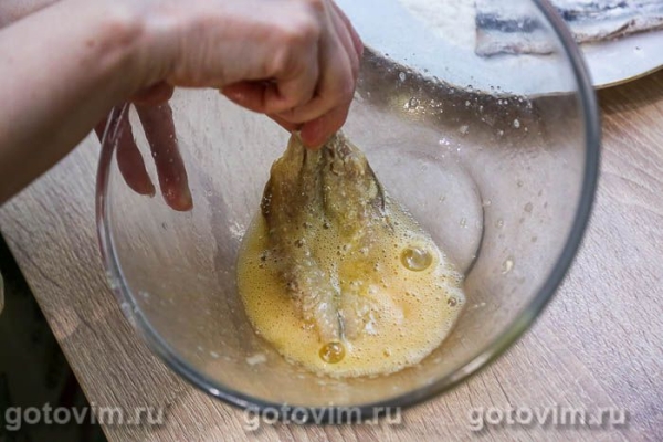 Филе салаки в яйце и муке, жаренное в мультиварке