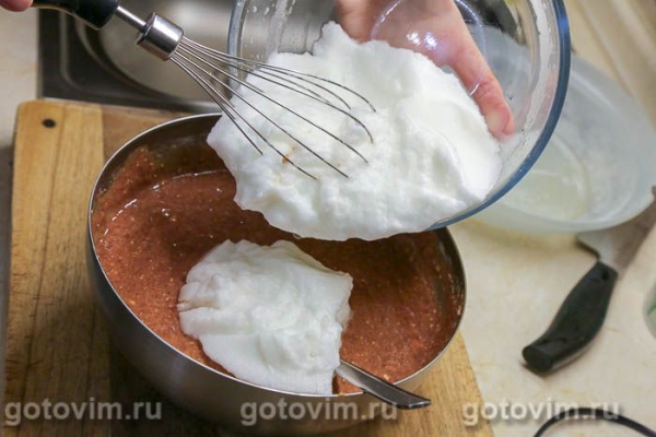 Печеночный торт с карамелизированным луком и клюквой