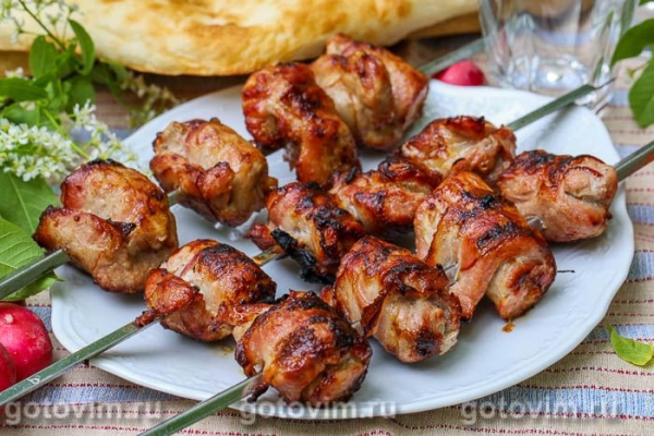 Шашлык из мясных рулетиков с беконом