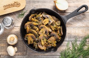 Шампиньоны жареные с луком