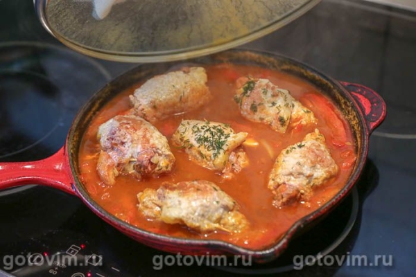 Рулетики из свинина с фаршем, тушенные в овощном соусе Рулетики из свинина с фаршем, тушенные в овощном соусе