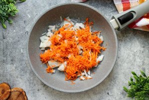 Куриная печень с луком и морковью Куриная печень с луком и морковью