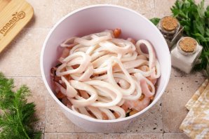 Салат с кальмаром, креветками и огурцом Салат с кальмаром, креветками и огурцом