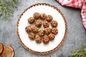 Конфеты из фиников с миндалем Конфеты из фиников с миндалем