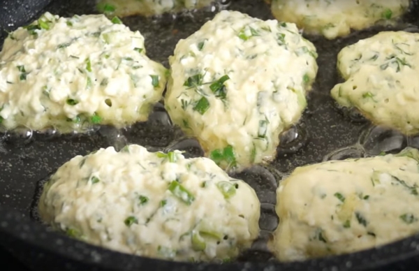 Оладьи за 15 минут. Идеально подходят на завтрак: целая гора вкуснятины из 1 стакана кефира