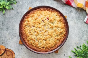 Пирог с клубникой, ревенем и посыпкой Пирог с клубникой, ревенем и посыпкой