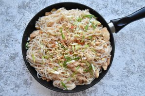 Рисовая жареная лапша "Пад Тай" Рисовая жареная лапша "Пад Тай"