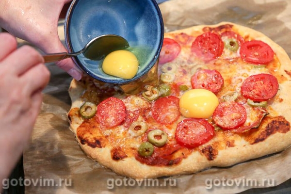 Португальская пицца с пепперони, сырым яйцом и оливками Португальская пицца с пепперони, сырым яйцом и оливками