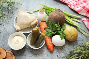Салат со свеклой, курицей и солеными огурцами Салат со свеклой, курицей и солеными огурцами