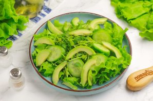 Салат с семгой, авокадо и огурцом Салат с семгой, авокадо и огурцом