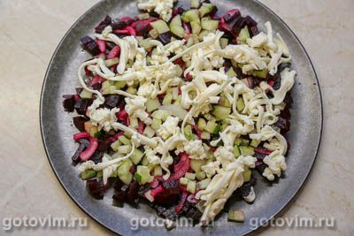 Салат из консервированного тунца со свеклой и плавленым сырком