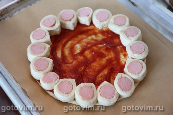 Пицца-пирог с бортиком из сосисок