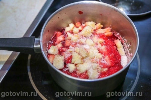 Бисквитный рулет с клюквой, яблоками и апельсином