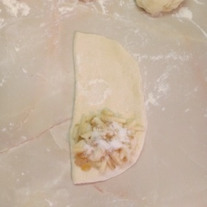 Пирог с яблоками и изюмом Пирог с яблоками и изюмом