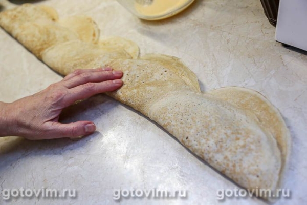 Блинный пирог с капустой и яйцом