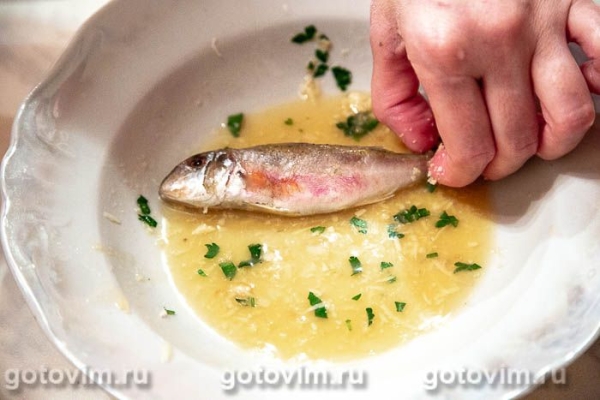 Барабулька в панировке из хлебных крошек, пармезана и зелени