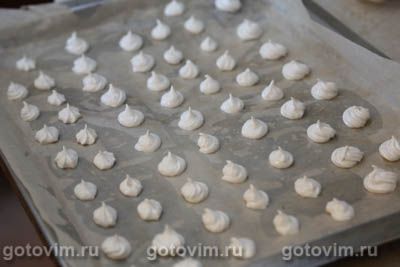 Кулич шоколадный с шоколадной глазурью и безе Кулич шоколадный с шоколадной глазурью и безе