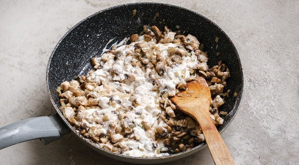 Жюльен в тарталетках с курицей и грибами, пошаговый рецепт с фото на 185 ккал Жюльен в тарталетках с курицей и грибами, пошаговый рецепт с фото на 185 ккал