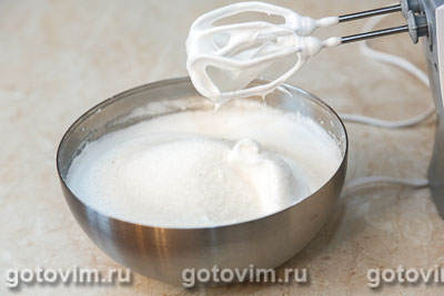 Шоколадный торт с безе и соленым арахисом