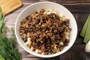 Салат с курицей, грибами и маринованными огурцами Салат с курицей, грибами и маринованными огурцами