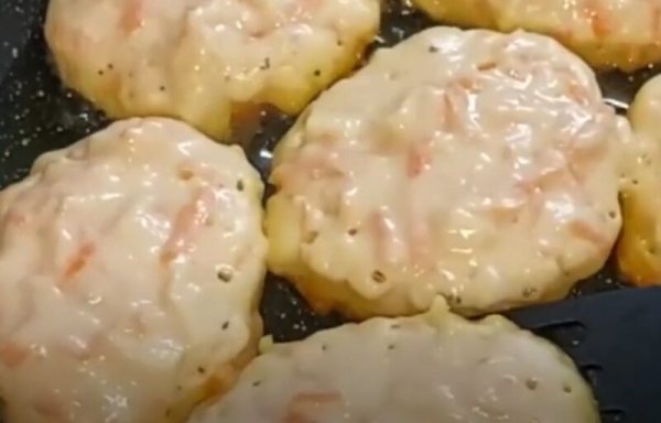 Возьмите яблоко, морковь и 1 яйцо. Вкуснейшие оладушки на завтрак или перекус детям в школу Возьмите яблоко, морковь и 1 яйцо. Вкуснейшие оладушки на завтрак или перекус детям в школу